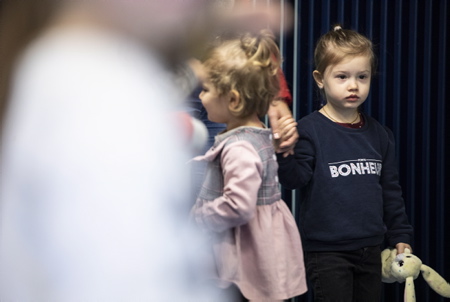 Kamilla petite réfugiée Ukrainienne de 3 ans et demie (photo) arrivé avec sa mama Liéna acceuillis à Mées dans les landes (40 ), la petite Kamilla est entourée et prise en charge à l'école de Mées.
Kamilla, a 3.5-year-old Ukrainian refugee (photo) arrived with her mom Liéna welcomed to Mées in the moors (40), little Kamilla is surrounded and taken care of at the school in Mées.
Mées, Landes, Nouvelle-Aquitaine, New-Aquitaine, Pyrénées-Atlantiques, Europe, France.