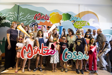 Conférence de presse et présentation de la 11ème édition du Festival Mintzalasai, un festival qui propose aux bascophones pratiquer l'euskara ( La langue basque ) dans un cadre ludique, mais également de donner aux néophytes de découvrir cette langue vivante.
Press conference for the launch of the 11th edition of the Mintzalasai Festival, a festival that offers Basque speakers the practice of Euskara (Basque language) in a fun setting, but also gives neophytes the opportunity to discover this living language.
Biarritz, Pays Basque, Région Nouvelle-Aquitaine, Pyrénées-Atlantiques France, Europe.Basque Country, New Aquitaine Région