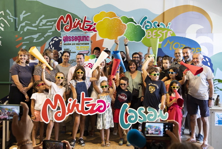 Conférence de presse et présentation de la 11ème édition du Festival Mintzalasai, un festival qui propose aux bascophones pratiquer l'euskara ( La langue basque ) dans un cadre ludique, mais également de donner aux néophytes de découvrir cette langue vivante.
Press conference for the launch of the 11th edition of the Mintzalasai Festival, a festival that offers Basque speakers the practice of Euskara (Basque language) in a fun setting, but also gives neophytes the opportunity to discover this living language.
Biarritz, Pays Basque, Région Nouvelle-Aquitaine, Pyrénées-Atlantiques France, Europe.Basque Country, New Aquitaine Région