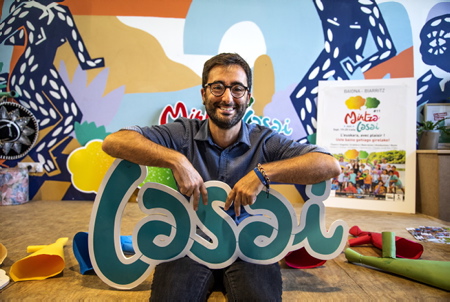 Eneko Gorri (Photo) responsable du service dévellopement de la langue basque de la ville de Biarritz et co-fondateur du festival Mintzalasai.
Conférence de presse et présentation de la 11ème édition du Festival Mintzalasai, un festival qui propose aux bascophones pratiquer l'euskara ( La langue basque ) dans un cadre ludique, mais également de donner aux néophytes de découvrir cette langue vivante.
Eneko Gorri (Photo) responsible for the Basque language development department of the city of Biarritz and co-founder of the Mintzalasai festival.
Press conference and presentation of the 11th edition of the Mintzalasai Festival, a festival that offers Basque speakers the practice of Euskara (Basque language) in a fun setting, but also gives neophytes the opportunity to discover this living language.
Biarritz, Pays Basque, Région Nouvelle-Aquitaine, Pyrénées-Atlantiques France, Europe.Basque Country, New Aquitaine Région
