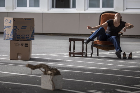 Compagnie de théatre Batcharte Dantza en prestation avec la danseuse Joana Lasagasti (photo) et sur une mise en scène et chorégraphie de Fanny Marmayou pour la pièce XILKO (Le Nombril) sur le thème de la construction de soi, la famille, le non-dit. Intervention au collège Jean Rostand de la ville de Biarritz sur la côte basque devant 150 élèves de 5ème. Projet éducatif à l'initiative de Mme Christine Gaulon professeur d'EPS.
Theater Company Batcharte Dantza performing with the dancer Joana Lasagasti (photo) and on a staging and choreography by Fanny Marmayou for the piece XILKO (Le Nombril) on the theme of the construction of oneself, the family, the unsaid. Intervention at the Jean Rostand college in the city of Biarritz on the Basque coast in front of 150 5th graders. Educational project on the initiative of Mrs. Christine Gaulon professor of EPS.
Biarritz, Pays basque, Nouvelle-Aquitaine, New-Aquitaine, Pyrénées-Atlantiques, Pays Basque, Europe, France.