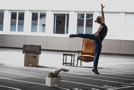 Compagnie de théatre Batcharte Dantza en prestation avec la danseuse Joana Lasagasti (photo) et sur une mise en scène et chorégraphie de Fanny Marmayou pour la pièce XILKO (Le Nombril) sur le thème de la construction de soi, la famille, le non-dit. Intervention au collège Jean Rostand de la ville de Biarritz sur la côte basque devant 150 élèves de 5ème. Projet éducatif à l'initiative de Mme Christine Gaulon professeur d'EPS.
Theater Company Batcharte Dantza performing with the dancer Joana Lasagasti (photo) and on a staging and choreography by Fanny Marmayou for the piece XILKO (Le Nombril) on the theme of the construction of oneself, the family, the unsaid. Intervention at the Jean Rostand college in the city of Biarritz on the Basque coast in front of 150 5th graders. Educational project on the initiative of Mrs. Christine Gaulon professor of EPS.
Biarritz, Pays basque, Nouvelle-Aquitaine, New-Aquitaine, Pyrénées-Atlantiques, Pays Basque, Europe, France.