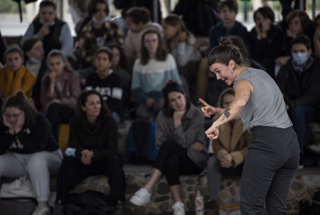 Compagnie de théatre Batcharte Dantza en prestation avec la danseuse Joana Lasagasti (photo) et sur une mise en scène et chorégraphie de Fanny Marmayou pour la pièce XILKO (Le Nombril) sur le thème de la construction de soi, la famille, le non-dit. Intervention au collège Jean Rostand de la ville de Biarritz sur la côte basque devant 150 élèves de 5ème. Projet éducatif à l'initiative de Mme Christine Gaulon professeur d'EPS.
Theater Company Batcharte Dantza performing with the dancer Joana Lasagasti (photo) and on a staging and choreography by Fanny Marmayou for the piece XILKO (Le Nombril) on the theme of the construction of oneself, the family, the unsaid. Intervention at the Jean Rostand college in the city of Biarritz on the Basque coast in front of 150 5th graders. Educational project on the initiative of Mrs. Christine Gaulon professor of EPS.
Biarritz, Pays basque, Nouvelle-Aquitaine, New-Aquitaine, Pyrénées-Atlantiques, Pays Basque, Europe, France.