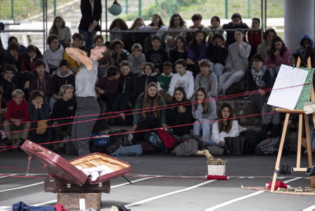 Compagnie de théatre Batcharte Dantza en prestation avec la danseuse Joana Lasagasti (photo) et sur une mise en scène et chorégraphie de Fanny Marmayou pour la pièce XILKO (Le Nombril) sur le thème de la construction de soi, la famille, le non-dit. Intervention au collège Jean Rostand de la ville de Biarritz sur la côte basque devant 150 élèves de 5ème. Projet éducatif à l'initiative de Mme Christine Gaulon professeur d'EPS.
Theater Company Batcharte Dantza performing with the dancer Joana Lasagasti (photo) and on a staging and choreography by Fanny Marmayou for the piece XILKO (Le Nombril) on the theme of the construction of oneself, the family, the unsaid. Intervention at the Jean Rostand college in the city of Biarritz on the Basque coast in front of 150 5th graders. Educational project on the initiative of Mrs. Christine Gaulon professor of EPS.
Biarritz, Pays basque, Nouvelle-Aquitaine, New-Aquitaine, Pyrénées-Atlantiques, Pays Basque, Europe, France.