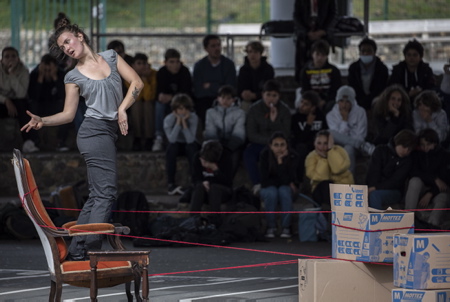 Compagnie de théatre Batcharte Dantza en prestation avec la danseuse Joana Lasagasti (photo) et sur une mise en scène et chorégraphie de Fanny Marmayou pour la pièce XILKO (Le Nombril) sur le thème de la construction de soi, la famille, le non-dit. Intervention au collège Jean Rostand de la ville de Biarritz sur la côte basque devant 150 élèves de 5ème. Projet éducatif à l'initiative de Mme Christine Gaulon professeur d'EPS.
Theater Company Batcharte Dantza performing with the dancer Joana Lasagasti (photo) and on a staging and choreography by Fanny Marmayou for the piece XILKO (Le Nombril) on the theme of the construction of oneself, the family, the unsaid. Intervention at the Jean Rostand college in the city of Biarritz on the Basque coast in front of 150 5th graders. Educational project on the initiative of Mrs. Christine Gaulon professor of EPS.
Biarritz, Pays basque, Nouvelle-Aquitaine, New-Aquitaine, Pyrénées-Atlantiques, Pays Basque, Europe, France.