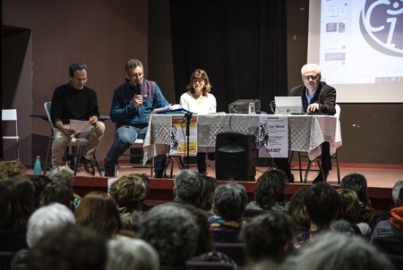 Le collectif « EZ PASS de liberté ! Nora Goaz Kolektiboa ?» pour sa première réunion publique a reçu le Docteur Eric Ménat, co-fondateur du Conseil Scientifique Indépendant a dressé devant une centaine de personnes le bilan de deux années de crise sanitaire. La création de ce conseil scientifique (le 9 janvier 2021) a été mise en place afin de diffuser des informations scientifiques de haut niveau totalement indépendantes de toute influence financière ou politique. Il regroupe des scientifiques, des médecins, des chercheurs reconnus dans leur domaine pour leurs compétences, leur expérience et leur totale absence de conflits dintérêts.
The collective EZ PASS of freedom! Nora Goaz Kolektiboa? for its first public meeting, Dr. Eric Ménat, co-founder of the Independent Scientific Council, presented the results of two years of health crisis to around a hundred people. The creation of this scientific council (January 9, 2021) was set up in order to disseminate high-level scientific information completely independent of any financial or political influence. It brings together scientists, doctors and researchers recognized in their field for their skills, their experience and their total absence of conflicts of interest.
Espelette, Pays basque, Nouvelle-Aquitaine, New-Aquitaine, Pyrénées-Atlantiques, Pays Basque, Europe, France.