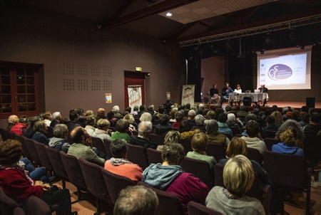 Le collectif « EZ PASS de liberté ! Nora Goaz Kolektiboa ?» pour sa première réunion publique a reçu le Docteur Eric Ménat, co-fondateur du Conseil Scientifique Indépendant a dressé devant une centaine de personnes le bilan de deux années de crise sanitaire. La création de ce conseil scientifique (le 9 janvier 2021) a été mise en place afin de diffuser des informations scientifiques de haut niveau totalement indépendantes de toute influence financière ou politique. Il regroupe des scientifiques, des médecins, des chercheurs reconnus dans leur domaine pour leurs compétences, leur expérience et leur totale absence de conflits dintérêts.
The collective EZ PASS of freedom! Nora Goaz Kolektiboa? for its first public meeting, Dr. Eric Ménat, co-founder of the Independent Scientific Council, presented the results of two years of health crisis to around a hundred people. The creation of this scientific council (January 9, 2021) was set up in order to disseminate high-level scientific information completely independent of any financial or political influence. It brings together scientists, doctors and researchers recognized in their field for their skills, their experience and their total absence of conflicts of interest.
Espelette, Pays basque, Nouvelle-Aquitaine, New-Aquitaine, Pyrénées-Atlantiques, Pays Basque, Europe, France.