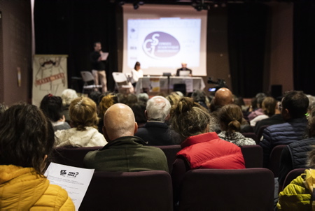 Le collectif « EZ PASS de liberté ! Nora Goaz Kolektiboa ?» pour sa première réunion publique a reçu le Docteur Eric Ménat, co-fondateur du Conseil Scientifique Indépendant a dressé devant une centaine de personnes le bilan de deux années de crise sanitaire. La création de ce conseil scientifique (le 9 janvier 2021) a été mise en place afin de diffuser des informations scientifiques de haut niveau totalement indépendantes de toute influence financière ou politique. Il regroupe des scientifiques, des médecins, des chercheurs reconnus dans leur domaine pour leurs compétences, leur expérience et leur totale absence de conflits dintérêts.
The collective EZ PASS of freedom! Nora Goaz Kolektiboa? for its first public meeting, Dr. Eric Ménat, co-founder of the Independent Scientific Council, presented the results of two years of health crisis to around a hundred people. The creation of this scientific council (January 9, 2021) was set up in order to disseminate high-level scientific information completely independent of any financial or political influence. It brings together scientists, doctors and researchers recognized in their field for their skills, their experience and their total absence of conflicts of interest.
Espelette, Pays basque, Nouvelle-Aquitaine, New-Aquitaine, Pyrénées-Atlantiques, Pays Basque, Europe, France.