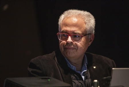 Le collectif « EZ PASS de liberté ! Nora Goaz Kolektiboa ?» pour sa première réunion publique a reçu le Docteur Eric Ménat (Photo), co-fondateur du Conseil Scientifique Indépendant a dressé devant une centaine de personnes le bilan de deux années de crise sanitaire. La création de ce conseil scientifique (le 9 janvier 2021) a été mise en place afin de diffuser des informations scientifiques de haut niveau totalement indépendantes de toute influence financière ou politique. Il regroupe des scientifiques, des médecins, des chercheurs reconnus dans leur domaine pour leurs compétences, leur expérience et leur totale absence de conflits dintérêts.
The collective EZ PASS of freedom! Nora Goaz Kolektiboa? for its first public meeting, Dr. Eric Ménat (photo), co-founder of the Independent Scientific Council, presented the results of two years of health crisis to around a hundred people. The creation of this scientific council (January 9, 2021) was set up in order to disseminate high-level scientific information completely independent of any financial or political influence. It brings together scientists, doctors and researchers recognized in their field for their skills, their experience and their total absence of conflicts of interest.
Espelette, Pays basque, Nouvelle-Aquitaine, New-Aquitaine, Pyrénées-Atlantiques, Pays Basque, Europe, France.