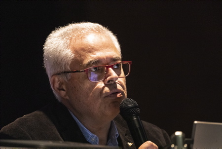 Le collectif « EZ PASS de liberté ! Nora Goaz Kolektiboa ?» pour sa première réunion publique a reçu le Docteur Eric Ménat (Photo), co-fondateur du Conseil Scientifique Indépendant a dressé devant une centaine de personnes le bilan de deux années de crise sanitaire. La création de ce conseil scientifique (le 9 janvier 2021) a été mise en place afin de diffuser des informations scientifiques de haut niveau totalement indépendantes de toute influence financière ou politique. Il regroupe des scientifiques, des médecins, des chercheurs reconnus dans leur domaine pour leurs compétences, leur expérience et leur totale absence de conflits dintérêts.
The collective EZ PASS of freedom! Nora Goaz Kolektiboa? for its first public meeting, Dr. Eric Ménat (photo), co-founder of the Independent Scientific Council, presented the results of two years of health crisis to around a hundred people. The creation of this scientific council (January 9, 2021) was set up in order to disseminate high-level scientific information completely independent of any financial or political influence. It brings together scientists, doctors and researchers recognized in their field for their skills, their experience and their total absence of conflicts of interest.
Espelette, Pays basque, Nouvelle-Aquitaine, New-Aquitaine, Pyrénées-Atlantiques, Pays Basque, Europe, France.