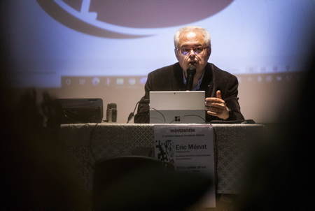Le collectif « EZ PASS de liberté ! Nora Goaz Kolektiboa ?» pour sa première réunion publique a reçu le Docteur Eric Ménat (Photo), co-fondateur du Conseil Scientifique Indépendant a dressé devant une centaine de personnes le bilan de deux années de crise sanitaire. La création de ce conseil scientifique (le 9 janvier 2021) a été mise en place afin de diffuser des informations scientifiques de haut niveau totalement indépendantes de toute influence financière ou politique. Il regroupe des scientifiques, des médecins, des chercheurs reconnus dans leur domaine pour leurs compétences, leur expérience et leur totale absence de conflits dintérêts.
The collective EZ PASS of freedom! Nora Goaz Kolektiboa? for its first public meeting, Dr. Eric Ménat (photo), co-founder of the Independent Scientific Council, presented the results of two years of health crisis to around a hundred people. The creation of this scientific council (January 9, 2021) was set up in order to disseminate high-level scientific information completely independent of any financial or political influence. It brings together scientists, doctors and researchers recognized in their field for their skills, their experience and their total absence of conflicts of interest.
Espelette, Pays basque, Nouvelle-Aquitaine, New-Aquitaine, Pyrénées-Atlantiques, Pays Basque, Europe, France.