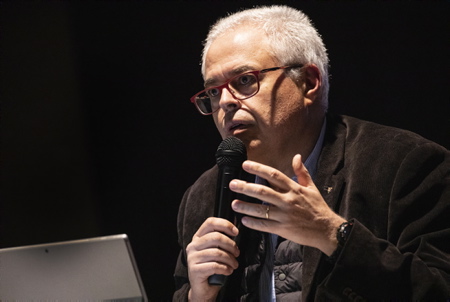 Le collectif « EZ PASS de liberté ! Nora Goaz Kolektiboa ?» pour sa première réunion publique a reçu le Docteur Eric Ménat (Photo), co-fondateur du Conseil Scientifique Indépendant a dressé devant une centaine de personnes le bilan de deux années de crise sanitaire. La création de ce conseil scientifique (le 9 janvier 2021) a été mise en place afin de diffuser des informations scientifiques de haut niveau totalement indépendantes de toute influence financière ou politique. Il regroupe des scientifiques, des médecins, des chercheurs reconnus dans leur domaine pour leurs compétences, leur expérience et leur totale absence de conflits dintérêts.
The collective EZ PASS of freedom! Nora Goaz Kolektiboa? for its first public meeting, Dr. Eric Ménat (photo), co-founder of the Independent Scientific Council, presented the results of two years of health crisis to around a hundred people. The creation of this scientific council (January 9, 2021) was set up in order to disseminate high-level scientific information completely independent of any financial or political influence. It brings together scientists, doctors and researchers recognized in their field for their skills, their experience and their total absence of conflicts of interest.
Espelette, Pays basque, Nouvelle-Aquitaine, New-Aquitaine, Pyrénées-Atlantiques, Pays Basque, Europe, France.