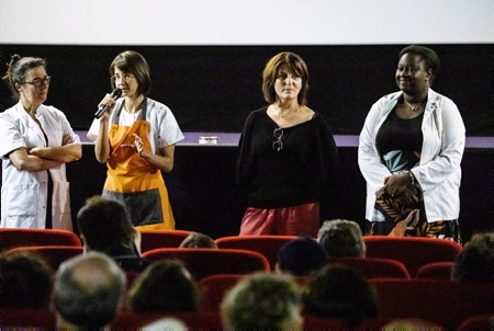 Salle comble lors de la projection du documentaire "Suspendus
Des soignants entre deux mondes" à Cambo-Les-Bains au Pays basque, du réalisateur Fabien Moine et intervention de "Suspendus" dans le cadre d'un débat. Synopsis du documentaire : Le 12 juillet 2021, sans concertation, les soignants du pays ont été confrontés à un choix : conserver leur emploi en ayant recours à une série dinjections médicales ou être suspendus de leurs fonctions au 15 septembre. Ce documentaire revient sur deux années de crise et décortique un système entier dans lequel les soignants auront été utilisés et manipulés. Caroline Blondel, Gregory Pamart, Carole Fouché, Louis Fouché, Judith Rémy, Éric Loridan et Aurélie Colin nous racontent leur vécu, leurs désillusions et leurs espoirs.
Screening of the documentary "Suspended
Caregivers between two worlds" in Cambo-Les-Bains in the Basque Country, by director Fabien Moine and intervention of "Suspended" as part of a debate. Synopsis of the documentary: On July 12, 2021, without consultation, the country's caregivers were faced with a choice: keep their jobs by resorting to a series of medical injections or be suspended from their duties on September 15. This documentary looks back on two years of crisis and dissects an entire system in which caregivers have been used and manipulated. Caroline Blondel, Gregory Pamart, Carole Fouché, Louis Fouché, Judith Rémy, Éric Loridan and Aurélie Colin tell us about their experiences, their disappointments and their hopes.
Cambo-Les-Bains, Pays Basque, Euskal Herri, Basque Country, Nouvelle Aquitaine, New Aquitaine, Pyrénées Atlantiques, Sud Ouest, France, Europe.