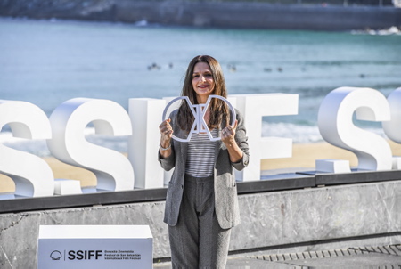 Juliette Binoche pour AVEC AMOUR ET ACHARNEMENT lors du Festival international du film de Saint-Sébastien
SSIFS 70ème édition ( première édition 21 septembre 1953)
Juliette Binoche for AVEC AMOUR ET ACHARNEMENT at the San Sebastian International Film Festival
SSIFS 70th edition (first edition September 21, 1953)
San Sébastien, San Sébastian, Donostia, Pays basque, Europe, Espagne, Gipuzkoa, Pays basque Espagnol, Basque Country.