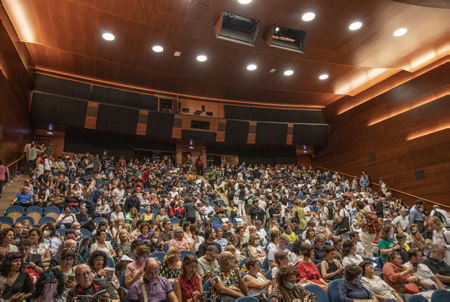 Présentation au public du film LE GRAND MARIN, premier film (en compétition) de l'actrice et maintenant réalisatrice Dinara Drukarova avec la mise en image et sur écran du premier livre de la romancière Catherine Poulain, lors du Festival international du film de Saint-Sébastien SSIFS 70ème édition.
Presentation to the public of the film LE GRAND MARIN, the first film (in competition) of the actress and now director Dinara Drukarova with the filming and on screen of the first book of the novelist Catherine Poulain, during the International Film Festival of Saint- Sébastien SSIFS 70th edition.
San Sébastien, San Sébastian, Donostia, Pays basque, Europe, Espagne, Gipuzkoa, Pays basque Espagnol, Basque Country.