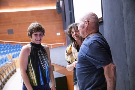 L'actrice et maintenant réalisatrice Dinara Drukarova avec à sa gauche L'écrivaine et romancière Catherine Poulain ( Le Grand Marin ).
Présentation au public du film LE GRAND MARIN, premier film (en compétition) avec la mise en image et sur écran du premier livre de la romancière Catherine Poulain, lors du Festival international du film de Saint-Sébastien SSIFS 70ème édition.
Actress and now director Dinara Drukarova with, on the left, writer and novelist Catherine Poulain ( Le Grand Marin ). Presentation to the public of the film LE GRAND MARIN, the first film (in competition) with the filming and on screen of the first book by novelist Catherine Poulain, during the 70th edition of the San Sebastian International Film Festival SSIFS.
San Sébastien, San Sébastian, Donostia, Pays basque, Europe, Espagne, Gipuzkoa, Pays basque Espagnol, Basque Country.