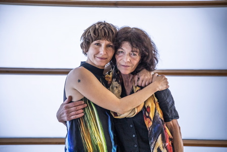 L'actrice et maintenant réalisatrice Dinara Drukarova AG et son amie écrivaine et romancière Catherine Poulain ( Le Grand Marin ). Présentation au public du film LE GRAND MARIN, premier film (en compétition) avec la mise en image et sur écran du premier livre de la romancière Catherine Poulain, lors du Festival international du film de Saint-Sébastien SSIFS 70ème édition.
Actress and now director Dinara Drukarova AG and her writer and novelist friend Catherine Poulain (Le Grand Marin). Presentation to the public of the film LE GRAND MARIN, the first film (in competition) with the filming and on screen of the first book by novelist Catherine Poulain, during the 70th edition of the San Sebastian International Film Festival SSIFS.
San Sébastien, San Sébastian, Donostia, Pays basque, Europe, Espagne, Gipuzkoa, Pays basque Espagnol, Basque Country.