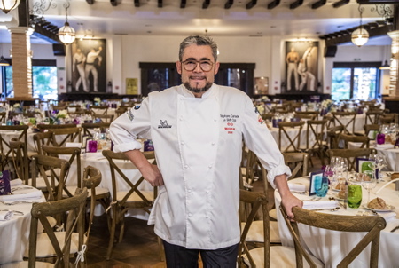 Le Chef étoilé Stéphane Carrade 2 étoiles michelin sur le site du domaine Santa Maria à Villefranque (64) dans le cadre d'un partenariat avec le traiteur de france (Jardins et saveurs) pour l'élaboration d'un menu pour une grande soirée de congrès.
Chef Starred Stéphane Carrade 2 michelin stars on the site of the Santa Maria estate in Villefranque (64) as part of a partnership with the caterer of France (Jardins et Saveurs) for the development of a menu for a major congress evening .
Villefranque, Pays basque, 64 , Nouvelle Aquitaine, Pyrénées Atlantiques, Sud Ouest, France,Europe. Basque Country, New Aquitaine, South West, South Whest of France