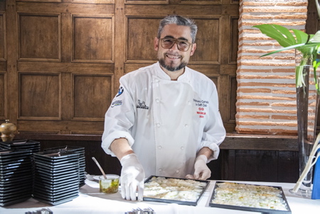 Le Chef étoilé Stéphane Carrade 2 étoiles michelin sur le site du domaine Santa Maria à Villefranque (64) dans le cadre d'un partenariat avec le traiteur de france (Jardins et saveurs) pour l'élaboration d'un menu pour une grande soirée de congrès.
Chef Starred Stéphane Carrade 2 michelin stars on the site of the Santa Maria estate in Villefranque (64) as part of a partnership with the caterer of France (Jardins et Saveurs) for the development of a menu for a major congress evening .
Villefranque, Pays basque, 64 , Nouvelle Aquitaine, Pyrénées Atlantiques, Sud Ouest, France,Europe. Basque Country, New Aquitaine, South West, South Whest of France
