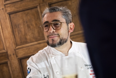 Le Chef étoilé Stéphane Carrade 2 étoiles michelin sur le site du domaine Santa Maria à Villefranque (64) dans le cadre d'un partenariat avec le traiteur de france (Jardins et saveurs) pour l'élaboration d'un menu pour une grande soirée de congrès.
Chef Starred Stéphane Carrade 2 michelin stars on the site of the Santa Maria estate in Villefranque (64) as part of a partnership with the caterer of France (Jardins et Saveurs) for the development of a menu for a major congress evening .
Villefranque, Pays basque, 64 , Nouvelle Aquitaine, Pyrénées Atlantiques, Sud Ouest, France,Europe. Basque Country, New Aquitaine, South West, South Whest of France