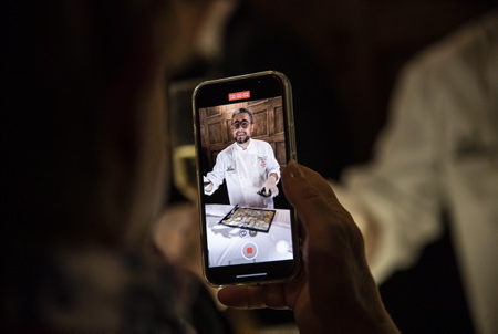 Le Chef étoilé Stéphane Carrade 2 étoiles michelin sur le site du domaine Santa Maria à Villefranque (64) dans le cadre d'un partenariat avec le traiteur de france (Jardins et saveurs) pour l'élaboration d'un menu pour une grande soirée de congrès.
Chef Starred Stéphane Carrade 2 michelin stars on the site of the Santa Maria estate in Villefranque (64) as part of a partnership with the caterer of France (Jardins et Saveurs) for the development of a menu for a major congress evening .
Villefranque, Pays basque, 64 , Nouvelle Aquitaine, Pyrénées Atlantiques, Sud Ouest, France,Europe. Basque Country, New Aquitaine, South West, South Whest of France