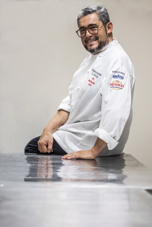 Le Chef étoilé Stéphane Carrade 2 étoiles michelin sur le site du domaine Santa Maria à Villefranque (64) dans le cadre d'un partenariat avec le traiteur de france (Jardins et saveurs) pour l'élaboration d'un menu pour une grande soirée de congrès.
Chef Starred Stéphane Carrade 2 michelin stars on the site of the Santa Maria estate in Villefranque (64) as part of a partnership with the caterer of France (Jardins et Saveurs) for the development of a menu for a major congress evening .
Villefranque, Pays basque, 64 , Nouvelle Aquitaine, Pyrénées Atlantiques, Sud Ouest, France,Europe. Basque Country, New Aquitaine, South West, South Whest of France