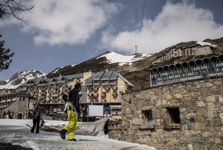 Série Photographique FIN DE SAISON,quand la neige disparait et que les derniers glisseurs s'accrochent à leurs rêves dorés de poudre blanche. Les skieurs remballent leurs skis jusqu'à la prochaine saison d'hiver. Des travaux de réaménagement des pistes en priorité est prévu dès cette été. Deux programmes importants sont prévus pour une transformation complète de la station sur une durée de 6 ans.
Photographic Series END OF SEASON, when the snow disappears and the last sliders cling to their golden dreams of white powder. Skiers are packing up their skis until the next winter season. As a priority, redevelopment work on the tracks is planned for this summer. Two major programs are planned for a complete transformation of the station over a period of 6 years.
Pyrénées françaises, Hautes-Pyrénées, Région Occitanie, Europe, France.