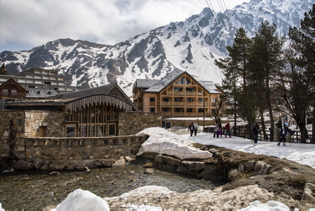 Série Photographique FIN DE SAISON,quand la neige disparait et que les derniers glisseurs s'accrochent à leurs rêves dorés de poudre blanche. Les skieurs remballent leurs skis jusqu'à la prochaine saison d'hiver. Des travaux de réaménagement des pistes en priorité est prévu dès cette été. Deux programmes importants sont prévus pour une transformation complète de la station sur une durée de 6 ans.
Photographic Series END OF SEASON, when the snow disappears and the last sliders cling to their golden dreams of white powder. Skiers are packing up their skis until the next winter season. As a priority, redevelopment work on the tracks is planned for this summer. Two major programs are planned for a complete transformation of the station over a period of 6 years.
Pyrénées françaises, Hautes-Pyrénées, Région Occitanie, Europe, France.