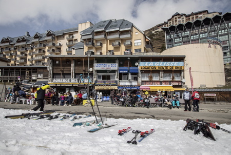 Série Photographique FIN DE SAISON,quand la neige disparait et que les derniers glisseurs s'accrochent à leurs rêves dorés de poudre blanche. Les skieurs remballent leurs skis jusqu'à la prochaine saison d'hiver. Des travaux de réaménagement des pistes en priorité est prévu dès cette été. Deux programmes importants sont prévus pour une transformation complète de la station sur une durée de 6 ans.
Photographic Series END OF SEASON, when the snow disappears and the last sliders cling to their golden dreams of white powder. Skiers are packing up their skis until the next winter season. As a priority, redevelopment work on the tracks is planned for this summer. Two major programs are planned for a complete transformation of the station over a period of 6 years.
Pyrénées françaises, Hautes-Pyrénées, Région Occitanie, Europe, France.
