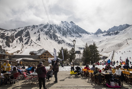 Série Photographique FIN DE SAISON,quand la neige disparait et que les derniers glisseurs s'accrochent à leurs rêves dorés de poudre blanche. La station de ski de la Mongie au soleil avec ses commerces, terrasses de bars, restaurants avant leur fermeture annuelle en se qui concerne le période hivernale. Des travaux de réaménagement des pistes en priorité est prévu dès cette été. Deux programmes importants sont prévus pour une transformation complète de la station sur une durée de 6 ans.
Photographic Series END OF SEASON, when the snow disappears and the last sliders cling to their golden dreams of white powder. The ski resort of La Mongie in the sun with its terraces of bars, restaurants before their annual closing for the winter period. As a priority, redevelopment work on the tracks is planned for this summer. Two major programs are planned for a complete transformation of the station over a period of 6 years.
Pyrénées françaises, Hautes-Pyrénées, Région Occitanie, Europe, France.