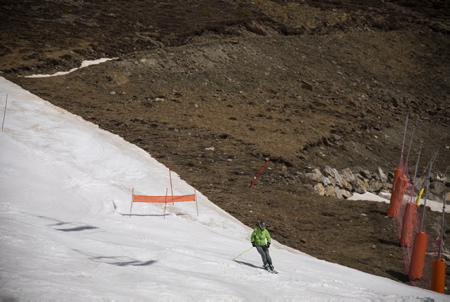 La Mongie, série Photographique FIN DE SAISON,quand la neige disparait et que les derniers glisseurs s'accrochent à leurs rêves dorés de poudre blanche. Etrange contraste entre la glisse sur le reste de neige blanche et les autres partie de la montagne qui elles sont comme en été. Des travaux de réaménagement des pistes en priorité est prévu dès cette été. Deux programmes importants sont prévus pour une transformation complète de la station sur une durée de 6 ans.
La Mongie, Photographic series END OF SEASON, when the snow disappears and the last sliders cling to their golden dreams of white powder. Strange contrast between sliding on the rest of white snow and the other parts of the mountain which they are like in summer. As a priority, redevelopment work on the tracks is planned for this summer. Two major programs are planned for a complete transformation of the station over a period of 6 years.
Pyrénées françaises, Hautes-Pyrénées, Région Occitanie, Europe, France.