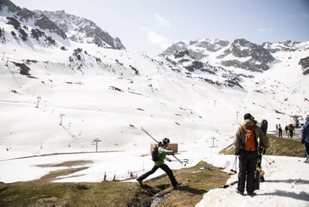 La Mongie, série Photographique FIN DE SAISON,quand la neige disparait et que les derniers glisseurs s'accrochent à leurs rêves dorés de poudre blanche. Etrange contraste entre la glisse sur le reste de neige blanche et les autres partie de la montagne qui elles sont comme en été. Des travaux de réaménagement des pistes en priorité est prévu dès cette été. Deux programmes importants sont prévus pour une transformation complète de la station sur une durée de 6 ans.
La Mongie, Photographic series END OF SEASON, when the snow disappears and the last sliders cling to their golden dreams of white powder. Strange contrast between sliding on the rest of white snow and the other parts of the mountain which they are like in summer. As a priority, redevelopment work on the tracks is planned for this summer. Two major programs are planned for a complete transformation of the station over a period of 6 years.
Pyrénées françaises, Hautes-Pyrénées, Région Occitanie, Europe, France.