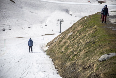La Mongie, série Photographique FIN DE SAISON,quand la neige disparait et que les derniers glisseurs s'accrochent à leurs rêves dorés de poudre blanche. Etrange contraste entre la glisse sur le reste de neige blanche et les autres partie de la montagne qui elles sont comme en été. Des travaux de réaménagement des pistes en priorité est prévu dès cette été. Deux programmes importants sont prévus pour une transformation complète de la station sur une durée de 6 ans.
La Mongie, Photographic series END OF SEASON, when the snow disappears and the last sliders cling to their golden dreams of white powder. Strange contrast between sliding on the rest of white snow and the other parts of the mountain which they are like in summer. As a priority, redevelopment work on the tracks is planned for this summer. Two major programs are planned for a complete transformation of the station over a period of 6 years.
Pyrénées françaises, Hautes-Pyrénées, Région Occitanie, Europe, France.