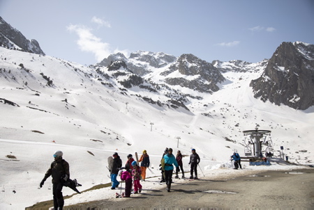 La Mongie, série Photographique FIN DE SAISON,quand la neige disparait et que les derniers glisseurs s'accrochent à leurs rêves dorés de poudre blanche. Etrange contraste entre la glisse sur le reste de neige blanche et les autres partie de la montagne qui elles sont comme en été. Des travaux de réaménagement des pistes en priorité est prévu dès cette été. Deux programmes importants sont prévus pour une transformation complète de la station sur une durée de 6 ans.
La Mongie, Photographic series END OF SEASON, when the snow disappears and the last sliders cling to their golden dreams of white powder. Strange contrast between sliding on the rest of white snow and the other parts of the mountain which they are like in summer. As a priority, redevelopment work on the tracks is planned for this summer. Two major programs are planned for a complete transformation of the station over a period of 6 years.
Pyrénées françaises, Hautes-Pyrénées, Région Occitanie, Europe, France.