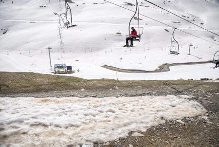 La Mongie, série Photographique FIN DE SAISON,quand la neige disparait et que les derniers glisseurs s'accrochent à leurs rêves dorés de poudre blanche. Etrange contraste entre la glisse sur le reste de neige blanche et les autres partie de la montagne qui elles sont comme en été. Des travaux de réaménagement des pistes en priorité est prévu dès cette été. Deux programmes importants sont prévus pour une transformation complète de la station sur une durée de 6 ans.
La Mongie, Photographic series END OF SEASON, when the snow disappears and the last sliders cling to their golden dreams of white powder. Strange contrast between sliding on the rest of white snow and the other parts of the mountain which they are like in summer. As a priority, redevelopment work on the tracks is planned for this summer. Two major programs are planned for a complete transformation of the station over a period of 6 years.
Pyrénées françaises, Hautes-Pyrénées, Région Occitanie, Europe, France.