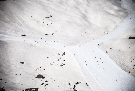 La Mongie, série Photographique FIN DE SAISON,quand la neige disparait et que les derniers glisseurs s'accrochent à leurs rêves dorés de poudre blanche. Etrange contraste entre la glisse sur le reste de neige blanche et les autres partie de la montagne qui elles sont comme en été. Des travaux de réaménagement des pistes en priorité est prévu dès cette été. Deux programmes importants sont prévus pour une transformation complète de la station sur une durée de 6 ans.
La Mongie, Photographic series END OF SEASON, when the snow disappears and the last sliders cling to their golden dreams of white powder. Strange contrast between sliding on the rest of white snow and the other parts of the mountain which they are like in summer. As a priority, redevelopment work on the tracks is planned for this summer. Two major programs are planned for a complete transformation of the station over a period of 6 years.
Pyrénées françaises, Hautes-Pyrénées, Région Occitanie, Europe, France.