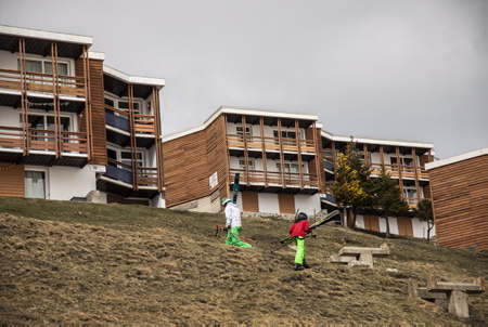 Série Photographique FIN DE SAISON,quand la neige disparait et que les derniers glisseurs s'accrochent à leurs rêves dorés de poudre blanche. La Mongie station de ski, de sports d'hiver en dernière semaine de saison. La Mongie offre le plus vaste domaine skiable de la chaîne pyrénéenne côté français, avec 69 pistes balisées et 43 remontées mécaniques. Des travaux de réaménagement des pistes en priorité est prévu dès cette été. Deux programmes importants sont prévus pour une transformation complète de la station sur une durée de 6 ans.
Photographic Series END OF SEASON, when the snow disappears and the last sliders cling to their golden dreams of white powder. La Mongie ski resort, winter sports in the last week of the season. La Mongie offers the largest ski area in the Pyrenean chain on the French side, with 69 marked trails and 43 ski lifts. As a priority, redevelopment work on the tracks is planned for this summer. Two major programs are planned for a complete transformation of the station over a period of 6 years.
Pyrénées françaises, Hautes-Pyrénées, Région Occitanie, Europe, France.