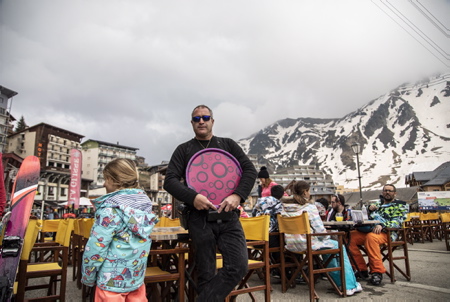 Denière journée de service et fin de saison pour Alain Luberriaga au restaurant l'Auberge des Neiges. Série Photographique FIN DE SAISON,quand la neige disparait et que les derniers glisseurs s'accrochent à leurs rêves dorés de poudre blanche. Des travaux de réaménagement des pistes en priorité est prévu dès cette été. Deux programmes importants sont prévus pour une transformation complète de la station sur une durée de 6 ans.
Last day of service and end of season for Alain Luberriaga at the Auberge des Neiges restaurant. Photographic Series END OF SEASON, when the snow disappears and the last sliders cling to their golden dreams of white powder. As a priority, redevelopment work on the tracks is planned for this summer. Two major programs are planned for a complete transformation of the station over a period of 6 years.
Pyrénées françaises, Hautes-Pyrénées, Région Occitanie, Europe, France.