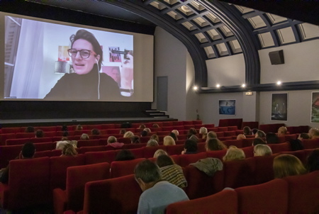 Sandrine Brauer, Déléguée Générale du Festival International du Film de Biarritz, en visio lors du premier evènement organisé par le Festival et de la projection du film basque NORA au cinéma Le Royal de Biarritz sur la côte basque.

Sandrine Brauer, General Delegate of the Biarritz International Film Festival, in video during the first event organized by the Festival and the screening of the Basque film NORA at the Le Royal cinema in Biarritz on the Basque coast.

Biarritz, Côte Basque, Pays basque, Nouvelle-Aquitaine, New-Aquitaine, Pyrénées-Atlantiques, Pays Basque, Europe, France.