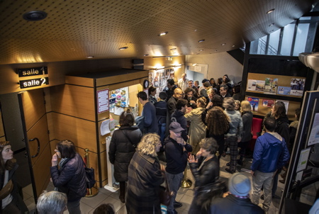 Festival International du Film de Biarritz Nouvelles Vagues ( Biarritzeko Natioarteko Zinemaldia ), l'entrée du cinéma Le Royal de Biarritz sur la côte basque le 8 mars 2023, lors du premier evènement organisé par le Festival et de la projection du film basque NORA.

Biarritz International Film Festival New Waves ( Biarritzeko Natioarteko Zinemaldia ), the entrance to Le Royal cinema in Biarritz on the Basque coast on March 8, 2023, during the first event organized by the Festival and the screening of the Basque film NORA.

Biarritz, Côte Basque, Pays basque, Nouvelle-Aquitaine, New-Aquitaine, Pyrénées-Atlantiques, Pays Basque, Europe, France.