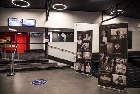 EXPOSITION PHOTO du collectif Les Essentiels au Mega CGR de Bayonne à l'entrée, lors de la présentation et projection du film du réalisateur Fabien Moine "Les Suspendus". Les Essentiel est le nom d'un collectif composé de photographes bénévoles avec un même but, sensibiliser le monde à la situation des soignants, pompiers, ex-policier etc
qui n'ont pas souhaiter se faire vacciner par une injection ARNM et ont perdus de facto (entre autres) leur emploi, et se retrouvent en détresse financière, psychologique et juridique pour certains.
PHOTO EXHIBITION of the Les Essentiels collective at the Mega CGR in Bayonne at the entrance, during the presentation and screening of the film by director Fabien Moine Les Suspendus. Les Essentiel is the name of a collective made up of volunteer photographers with the same goal, to make the world aware of the situation of caregivers, firefighters, ex-police officers, etc. who did not wish to be vaccinated with an ARNM injection and lost de facto (among other things) their jobs, and find themselves in financial, psychological and legal distress for some.
Bayonne, Pays Basque, Nouvelle Aquitaine, Pyrénées Atlantiques, Sud Ouest, France, Europe.