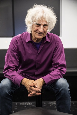 Jean-Louis BLONDEAU (photo) photographe, réalisateur et fondateur du collectif Les Essentiels collectif composé de photographes bénévoles avec un même but, sensibiliser le monde à la situation des soignants, pompiers, ex-policier etc
qui n'ont pas souhaiter se faire vacciner par une injection ARNM et ont perdus de facto (entre autres) leur emploi, et se retrouvent en détresse financière, psychologique et juridique pour certains. Leur donner également un visage à travers leur images (Expositions photo) sur les lieux par exemple de projection du film du réalisateur Fabien Moine "Les Suspendus) est un des buts de ce collectif.
Jean-Louis BLONDEAU (photo) photographer, director and founder of the collective Les Essentiels collective composed of volunteer photographers with the same goal, to raise awareness of the situation of caregivers, firefighters, ex-police officers etc
who did not wish to be vaccinated by an ARNM injection and have de facto lost (among other things) their jobs, and find themselves in financial, psychological and legal distress for some. Also giving them a face through their images (photo exhibitions) on the premises, for example, of the screening of the film by director Fabien Moine "Les Suspendus" is one of the goals of this collective.
Bayonne, Pays Basque, Nouvelle Aquitaine, Pyrénées Atlantiques, Sud Ouest, France, Europe.