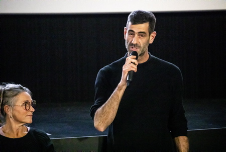Intervention et témoignage Micro de SUSPENDUS, soignants, pompiers, ex-policier etc
le 9 janvier 2023 au Mega CGR de Bayonne après la projection du film "Les Suspendus) du réalisateur Fabien Moine.
Micro intervention and testimony of SUSPENDUS, caregivers, firefighters, ex-policeman etc... on January 9, 2023 at the Mega CGR in Bayonne after the screening of the film "Les Suspendus) by director Fabien Moine.
Bayonne, Pays Basque, Nouvelle Aquitaine, Pyrénées Atlantiques, Sud Ouest, France, Europe.