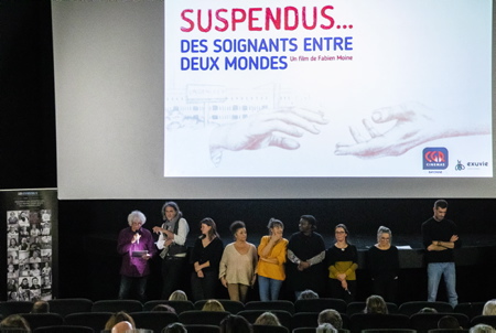 Intervention et témoignage Micro de SUSPENDUS, soignants, pompiers, ex-policier etc
le 9 janvier 2023 au Mega CGR de Bayonne après la projection du film "Les Suspendus) du réalisateur Fabien Moine.
Micro intervention and testimony of SUSPENDUS, caregivers, firefighters, ex-policeman etc... on January 9, 2023 at the Mega CGR in Bayonne after the screening of the film "Les Suspendus) by director Fabien Moine.
Bayonne, Pays Basque, Nouvelle Aquitaine, Pyrénées Atlantiques, Sud Ouest, France, Europe.