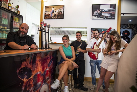 L'agence Photomobile s'expose au Rock'n Burger Biarritz 12 Rue du Port Vieux. De (G à D) sur la photo, David, Marie, Txomin, Patrice et Agathe qui accueilleront toujours avec le sourire et ce toute lannée ! alors, venez découvrir notre travail sur l'univers du RockaBilly et des années 50. Ces images réalisées à Vergèze (30) et à Briscous (64) vous feront (peut-être) découvrir ou redécouvrir cette ambiance si spéciale qui règne au sein des festivals RockaBilly.

The Photomobile agency is exhibiting at Rock'n Burger Biarritz 12 Rue du Port Vieux. Come and discover our work on the world of RockaBilly and the 50s. These images taken in Vergèze (30) and Briscous (64) will make you (perhaps) discover or rediscover this very special atmosphere that reigns within RockaBilly festivals .

Biarritz, Côtes basque, Pays basque, Nouvelle Aquitaine, Pyrénées Atlantiques, Sud Ouest, France, Europe. New Aquitaine, Basque Country