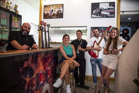 L'agence Photomobile s'expose au Rock'n Burger Biarritz 12 Rue du Port Vieux. De (G à D) sur la photo, David, Marie, Txomin, Patrice et Agathe qui accueilleront toujours avec le sourire et ce toute lannée ! alors, venez découvrir notre travail sur l'univers du RockaBilly et des années 50. Ces images réalisées à Vergèze (30) et à Briscous (64) vous feront (peut-être) découvrir ou redécouvrir cette ambiance si spéciale qui règne au sein des festivals RockaBilly.

The Photomobile agency is exhibiting at Rock'n Burger Biarritz 12 Rue du Port Vieux. Come and discover our work on the world of RockaBilly and the 50s. These images taken in Vergèze (30) and Briscous (64) will make you (perhaps) discover or rediscover this very special atmosphere that reigns within RockaBilly festivals .

Biarritz, Côtes basque, Pays basque, Nouvelle Aquitaine, Pyrénées Atlantiques, Sud Ouest, France, Europe. New Aquitaine, Basque Country