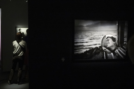 Elliot Erwitt est mort le 29 novembre 2023 à l'age de 95 ans.Ici sa dernière exposition été 2023 : Elliot Erwitt Une rétrospective Humanisme, ironie et humour, exposition au Musée Maillol de Paris conçue et réalisée par Tempora en étroite collaboration avec Magnum Photos et le Musée Maillol. L'exposition « Elliott Erwitt. A Retrospective » est un hommage à l'un des photographes les plus importants du XXe siècle, membre de Magnum Photos depuis 1954. L'exposition présente son travail à travers une collection de 215 photographies en noir et blanc et en couleur. L'exposition met en valeur la diversité des thèmes abordés par le photographe ainsi que l'unité de son style. Il capture des instants du quotidien avec une perspective qui n'appartient qu'à lui et allie humour et émotion.
Elliot Erwitt died on November 29, 2023 at the age of 95. Here his last exhibition summer 2023: Elliot Erwitt A retrospective Humanism, irony and humor, exhibition at the Maillol Museum in Paris designed and produced by Tempora in close collaboration with Magnum Photos and the Maillol Museum. The exhibition “Elliott Erwitt. A Retrospective” is a tribute to one of the most important photographers of the 20th century, a member of Magnum Photos since 1954. The exhibition presents his work through a collection of 215 black and white and color photographs. The exhibition highlights the diversity of themes addressed by the photographer as well as the unity of his style. He captures everyday moments with a perspective that is unique to him and combines humor and emotion.
Paris, Paris Centre, Ile de France, Région Ile de France, 75, europe, France.