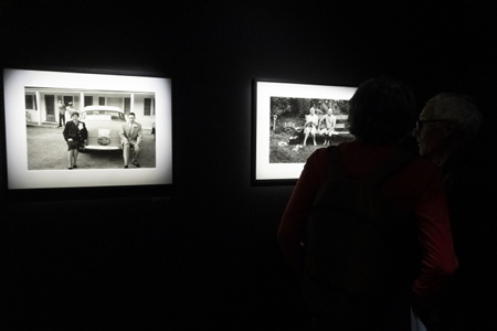 Elliot Erwitt est mort le 29 novembre 2023 à l'age de 95 ans.Ici sa dernière exposition été 2023 : Elliot Erwitt Une rétrospective Humanisme, ironie et humour, exposition au Musée Maillol de Paris conçue et réalisée par Tempora en étroite collaboration avec Magnum Photos et le Musée Maillol. L'exposition « Elliott Erwitt. A Retrospective » est un hommage à l'un des photographes les plus importants du XXe siècle, membre de Magnum Photos depuis 1954. L'exposition présente son travail à travers une collection de 215 photographies en noir et blanc et en couleur. L'exposition met en valeur la diversité des thèmes abordés par le photographe ainsi que l'unité de son style. Il capture des instants du quotidien avec une perspective qui n'appartient qu'à lui et allie humour et émotion.
Elliot Erwitt died on November 29, 2023 at the age of 95. Here his last exhibition summer 2023: Elliot Erwitt A retrospective Humanism, irony and humor, exhibition at the Maillol Museum in Paris designed and produced by Tempora in close collaboration with Magnum Photos and the Maillol Museum. The exhibition “Elliott Erwitt. A Retrospective” is a tribute to one of the most important photographers of the 20th century, a member of Magnum Photos since 1954. The exhibition presents his work through a collection of 215 black and white and color photographs. The exhibition highlights the diversity of themes addressed by the photographer as well as the unity of his style. He captures everyday moments with a perspective that is unique to him and combines humor and emotion.
Paris, Paris Centre, Ile de France, Région Ile de France, 75, europe, France.