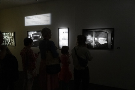 Elliot Erwitt est mort le 29 novembre 2023 à l'age de 95 ans.Ici sa dernière exposition été 2023 : Elliot Erwitt Une rétrospective Humanisme, ironie et humour, exposition au Musée Maillol de Paris conçue et réalisée par Tempora en étroite collaboration avec Magnum Photos et le Musée Maillol. L'exposition « Elliott Erwitt. A Retrospective » est un hommage à l'un des photographes les plus importants du XXe siècle, membre de Magnum Photos depuis 1954. L'exposition présente son travail à travers une collection de 215 photographies en noir et blanc et en couleur. L'exposition met en valeur la diversité des thèmes abordés par le photographe ainsi que l'unité de son style. Il capture des instants du quotidien avec une perspective qui n'appartient qu'à lui et allie humour et émotion.
Elliot Erwitt died on November 29, 2023 at the age of 95. Here his last exhibition summer 2023: Elliot Erwitt A retrospective Humanism, irony and humor, exhibition at the Maillol Museum in Paris designed and produced by Tempora in close collaboration with Magnum Photos and the Maillol Museum. The exhibition “Elliott Erwitt. A Retrospective” is a tribute to one of the most important photographers of the 20th century, a member of Magnum Photos since 1954. The exhibition presents his work through a collection of 215 black and white and color photographs. The exhibition highlights the diversity of themes addressed by the photographer as well as the unity of his style. He captures everyday moments with a perspective that is unique to him and combines humor and emotion.
Paris, Paris Centre, Ile de France, Région Ile de France, 75, europe, France.