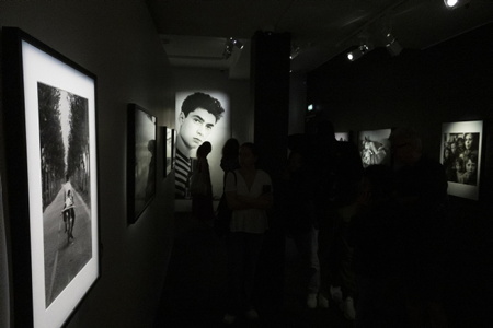 Elliot Erwitt est mort le 29 novembre 2023 à l'age de 95 ans.Ici sa dernière exposition été 2023 : Elliot Erwitt Une rétrospective Humanisme, ironie et humour, exposition au Musée Maillol de Paris conçue et réalisée par Tempora en étroite collaboration avec Magnum Photos et le Musée Maillol. L'exposition « Elliott Erwitt. A Retrospective » est un hommage à l'un des photographes les plus importants du XXe siècle, membre de Magnum Photos depuis 1954. L'exposition présente son travail à travers une collection de 215 photographies en noir et blanc et en couleur. L'exposition met en valeur la diversité des thèmes abordés par le photographe ainsi que l'unité de son style. Il capture des instants du quotidien avec une perspective qui n'appartient qu'à lui et allie humour et émotion.
Elliot Erwitt died on November 29, 2023 at the age of 95. Here his last exhibition summer 2023: Elliot Erwitt A retrospective Humanism, irony and humor, exhibition at the Maillol Museum in Paris designed and produced by Tempora in close collaboration with Magnum Photos and the Maillol Museum. The exhibition “Elliott Erwitt. A Retrospective” is a tribute to one of the most important photographers of the 20th century, a member of Magnum Photos since 1954. The exhibition presents his work through a collection of 215 black and white and color photographs. The exhibition highlights the diversity of themes addressed by the photographer as well as the unity of his style. He captures everyday moments with a perspective that is unique to him and combines humor and emotion.
Paris, Paris Centre, Ile de France, Région Ile de France, 75, europe, France.